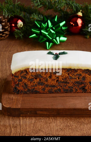 Gâteau aux fruits Gros plan sur une planche à découper en bois Banque D'Images
