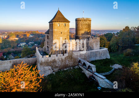 Château gothique médiévale à Bedzin, Haute Silésie, Pologne. Vue aérienne de l'automne au lever du soleil la lumière Banque D'Images