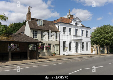 Scène de rue d'été dans la ville de Woburn, Bedfordshire, Royaume-Uni Banque D'Images