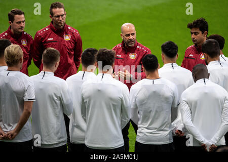 Madrid, Espagne. 21 Oct, 2019. Football : Ligue des Champions, l'Atletico Madrid - Bayer Leverkusen, phase Groupe, Groupe D, Journée 3, dernière formation du Bayer Leverkusen au stade Metropolitano de Wanda. Coach Peter Bosz (M) parle à l'équipe. Credit : Marius Becker/dpa/Alamy Live News Banque D'Images