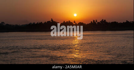 Coucher de soleil sur le Nil à l'ouest de Kom Ombo, Nil, l'Egypte, l'Afrique. Banque D'Images