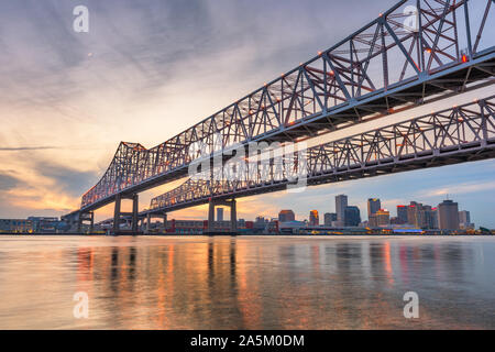 La Nouvelle Orléans, Louisiane, USA à Crescent City Connection Pont sur le fleuve Mississippi au crépuscule. Banque D'Images