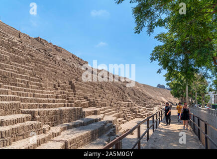 Les touristes à côté de la Grande Pyramide, datant d'environ 400 AD, Huaca Pucllana, Miraflores, Lima, Pérou, Amérique du Sud Banque D'Images