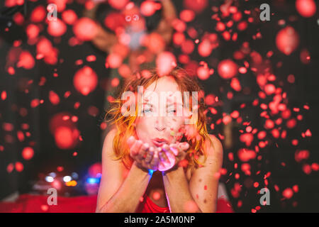 Happy woman throwing confetti dans disco club - Jeune fille s'amusant instants célébrer en bar Banque D'Images