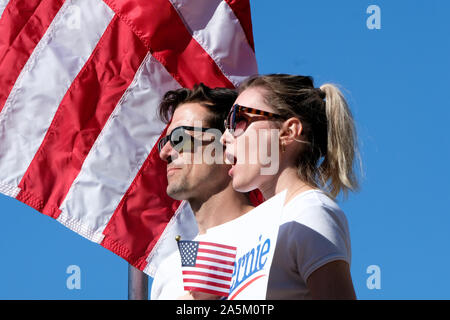 19 octobre 2019, Queens, New York, United States : Bernie Sanders partisans montrent leur enthousiasme comme il le déclare, "Je suis à sa campagne de transparence rally dans le Queens, New York. (Crédit Image : © Preston Ehrler/SOPA des images à l'aide de Zuma sur le fil) Banque D'Images