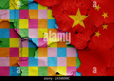 L'inscription de mur de Lennon et la Chine drapeau peint sur mur fissuré Banque D'Images