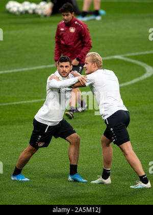 Madrid, Espagne. 21 Oct, 2019. Football : Ligue des Champions, l'Atletico Madrid - Bayer Leverkusen, phase Groupe, Groupe D, Journée 3, dernière formation du Bayer Leverkusen au stade Metropolitano de Wanda. Kevin Volland (l) et Joel Pohjanpalo étirement. Credit : Marius Becker/dpa/Alamy Live News Banque D'Images