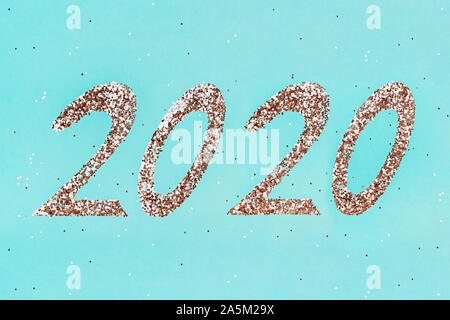 En 2020 Golden scintille sur fond de menthe verte. Banque D'Images