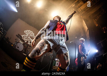 Oslo, Norvège. 19, octobre 2019. Le groupe de hard rock norvégien Turbonegro effectue un concert live de la Rockefeller à Oslo. Ici le chanteur Tony Sylvester, également connu sous le nom de duc de rien, n'est vu en direct sur scène. (Photo crédit : Gonzales Photo - Terje Dokken). Banque D'Images