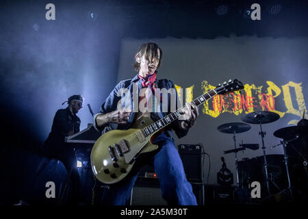 Oslo, Norvège. 19, octobre 2019. Le groupe de hard rock norvégien Turbonegro effectue un concert live de la Rockefeller à Oslo. Ici guitariste Euroboy est vu sur scène. (Photo crédit : Gonzales Photo - Terje Dokken). Banque D'Images