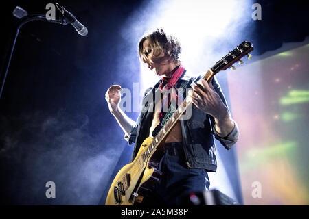 Oslo, Norvège. 19, octobre 2019. Le groupe de hard rock norvégien Turbonegro effectue un concert live de la Rockefeller à Oslo. Ici guitariste Euroboy est vu sur scène. (Photo crédit : Gonzales Photo - Terje Dokken). Banque D'Images