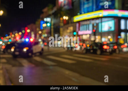 La police dans une ville américaine intervient lors d'un accident de voiture la nuit met en lumière clignotante. Banque D'Images