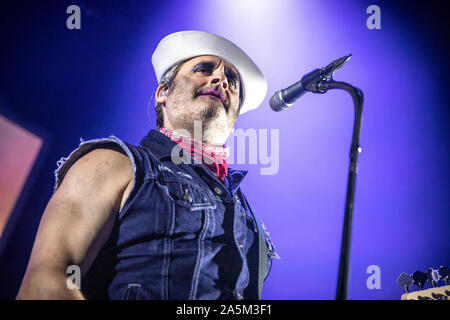 Oslo, Norvège. 19, octobre 2019. Le groupe de hard rock norvégien Turbonegro effectue un concert live de la Rockefeller à Oslo. Ici bassiste heureux Tom est vu sur scène. (Photo crédit : Gonzales Photo - Terje Dokken). Banque D'Images