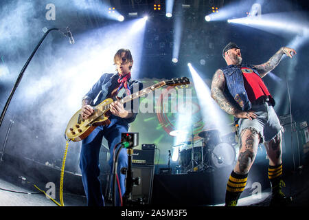 Oslo, Norvège. 19, octobre 2019. Le groupe de hard rock norvégien Turbonegro effectue un concert live de la Rockefeller à Oslo. Ici le chanteur Tony Sylvester, également connu sous le nom de duc de rien (R), est vu en direct sur scène avec le guitariste Euroboy (L). (Photo crédit : Gonzales Photo - Terje Dokken). Banque D'Images