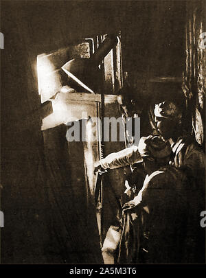 Une photographie prise de l'archéologue Howard Carter (1874-1935) en 1922 au moment de l'ouverture de la tombe de Toutankhamon (vers 1342 - vers 1325 av. J.-C.) Banque D'Images