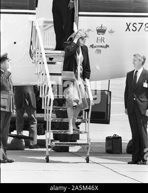 Le prince Philip, duc d'Édimbourg avec le Prince Charles et la princesse Diana de retourner à Londres à partir de Francfort en avril 1985. Banque D'Images