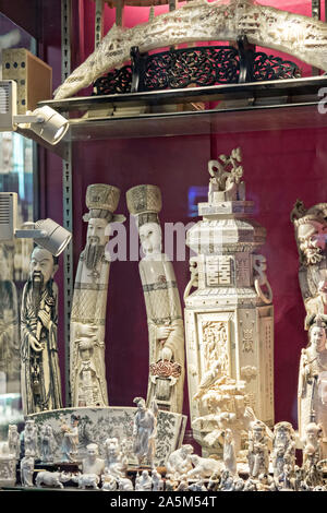 Un magasin chinois vente de produits en ivoire sculpté dans quartier central de Hong Kong. Banque D'Images