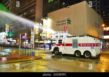 Hong Kong, Chine. 20 Oct, 2019. De violentes émeutes éclatent après un mars non autorisé à Hong Kong le dimanche. Hurl protestataires des cocktails molotov et des briques sur les policiers et vandalisent les entrées de métro, magasins continent chinois et les succursales bancaires. La police de Hong Kong fire salves répétées de gaz lacrymogènes, utilise des balles en caoutchouc et de canons à eau. Gonzales : Crédit Photo/Alamy Live News Banque D'Images