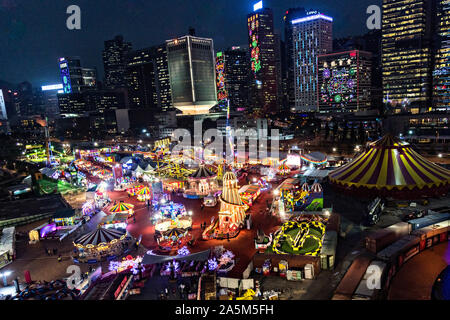 L'île de Hong Kong skyline avec le carnaval d'hiver annuel au Parc de la vitalité de l'AIA dans le quartier central de Hong Kong. Banque D'Images