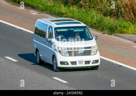 Nissan Elgrand White 2002 personnes Carrier ; circulation automobile britannique, transport, moderne, voitures berline, En direction du sud sur l'autoroute M6 à 3 voies. Banque D'Images