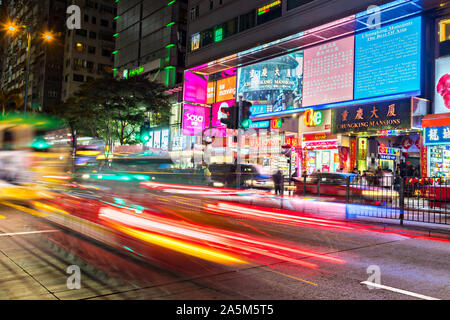 Des traînées de trafic vers le bas Nathan Road passé ChungKing Mansions dans Tsim Sha Tsui, Kowloon, Hong Kong. Banque D'Images