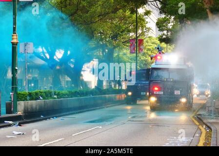 Hong Kong, Chine. 20 Oct, 2019. De violentes émeutes éclatent après un mars non autorisé à Hong Kong le dimanche. Hurl protestataires des cocktails molotov et des briques sur les policiers et vandalisent les entrées de métro, magasins continent chinois et les succursales bancaires. La police de Hong Kong fire salves répétées de gaz lacrymogènes, utilise des balles en caoutchouc et de canons à eau. Gonzales : Crédit Photo/Alamy Live News Banque D'Images