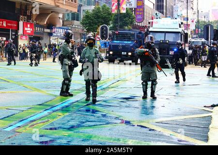 Hong Kong, Chine. 20 Oct, 2019. De violentes émeutes éclatent après un mars non autorisé à Hong Kong le dimanche. Hurl protestataires des cocktails molotov et des briques sur les policiers et vandalisent les entrées de métro, magasins continent chinois et les succursales bancaires. La police de Hong Kong fire salves répétées de gaz lacrymogènes, utilise des balles en caoutchouc et de canons à eau. Gonzales : Crédit Photo/Alamy Live News Banque D'Images