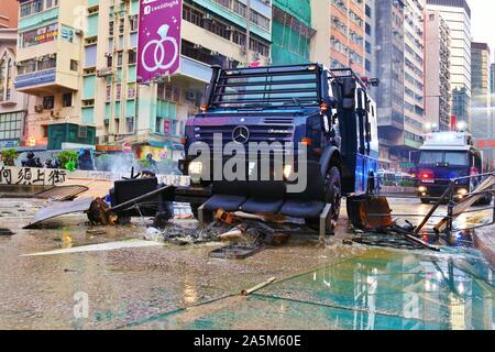 Hong Kong, Chine. 20 Oct, 2019. De violentes émeutes éclatent après un mars non autorisé à Hong Kong le dimanche. Hurl protestataires des cocktails molotov et des briques sur les policiers et vandalisent les entrées de métro, magasins continent chinois et les succursales bancaires. La police de Hong Kong fire salves répétées de gaz lacrymogènes, utilise des balles en caoutchouc et de canons à eau. Gonzales : Crédit Photo/Alamy Live News Banque D'Images