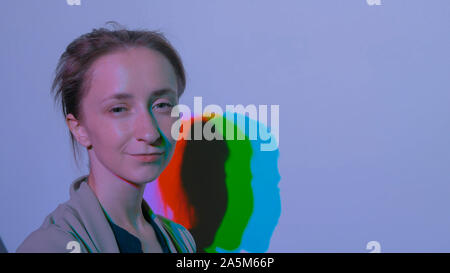 Portrait de femme avec des ombres colorées Banque D'Images