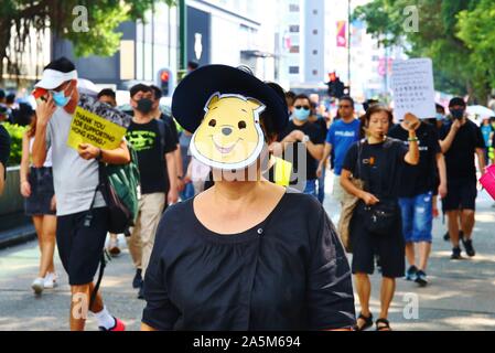 Hong Kong, Chine. 20 Oct, 2019. Des milliers de manifestants prendre les rues de Hong Kong et mars pacifiquement de Tsim Sha Tsui à Hong Kong à l'Ouest La gare de Kowloon. De nombreux manifestants défient le masque de visage ban invoqué plus tôt ce mois-ci. Gonzales : Crédit Photo/Alamy Live News Banque D'Images