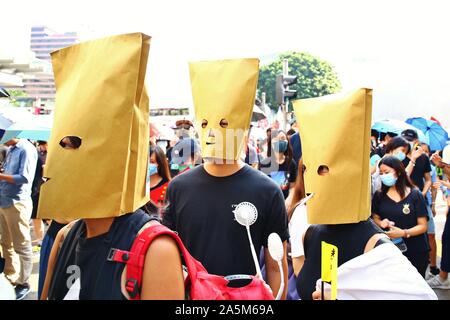 Hong Kong, Chine. 20 Oct, 2019. Des milliers de manifestants prendre les rues de Hong Kong et mars pacifiquement de Tsim Sha Tsui à Hong Kong à l'Ouest La gare de Kowloon. De nombreux manifestants défient le masque de visage ban invoqué plus tôt ce mois-ci. Gonzales : Crédit Photo/Alamy Live News Banque D'Images