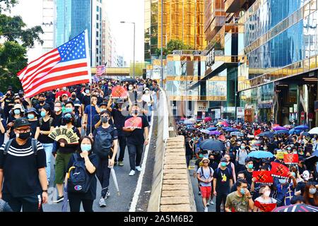 Hong Kong, Chine. 20 Oct, 2019. Des milliers de manifestants prendre les rues de Hong Kong et mars pacifiquement de Tsim Sha Tsui à Hong Kong à l'Ouest La gare de Kowloon. De nombreux manifestants défient le masque de visage ban invoqué plus tôt ce mois-ci. Gonzales : Crédit Photo/Alamy Live News Banque D'Images