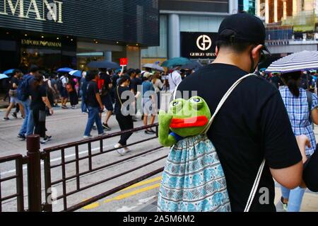 Hong Kong, Chine. 20 Oct, 2019. Des milliers de manifestants prendre les rues de Hong Kong et mars pacifiquement de Tsim Sha Tsui à Hong Kong à l'Ouest La gare de Kowloon. De nombreux manifestants défient le masque de visage ban invoqué plus tôt ce mois-ci. Gonzales : Crédit Photo/Alamy Live News Banque D'Images