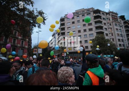 Barcelone, Espagne. 21 Oct, 2019. Barcelone, Catalogne, Espagne, 21/10/2019.- de montgolfières est ce que les indépendantistes appellent cette démonstration a appelé devant le ministère de l'intérieur Catalan dans lequel ils ont lancé des ballons de peinture, des œufs et des contenants de peinture. Appelant les forces d'occupation à la Police nationale de l'Espagne.Ils ont exigé en chantant la liberté des prisonniers politiques. Credit : Juan Carlos Rojas/Photo Alliance | utilisée dans le monde entier/dpa/Alamy Live News Banque D'Images