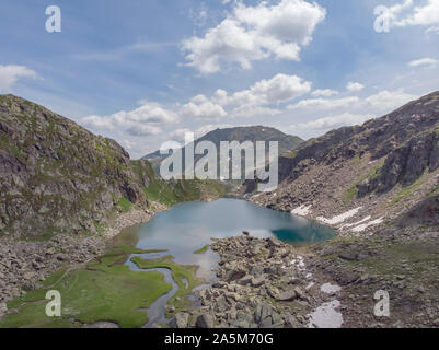 Vue aérienne d'un lac alpin élevé dans les montagnes suisses Banque D'Images