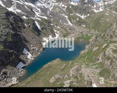 Photo aérienne d'un lac glaciaire alpine élevée dans les montagnes suisses Banque D'Images