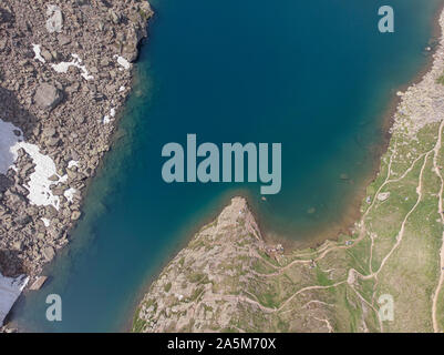 Birds Eye View de natation d'une personne dans un lac glaciaire alpin Banque D'Images