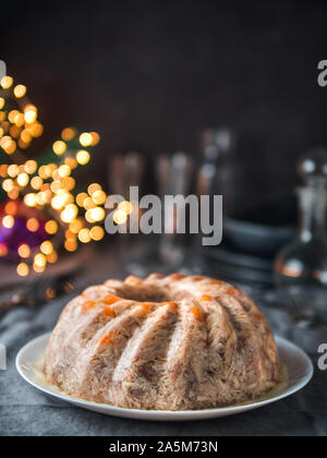 Délicieux faits maison sur la viande gelée table de Noël. La viande en gelée parfait, l'aspic, galantine à la carotte. L'espace de copie pour le texte. La verticale. Banque D'Images