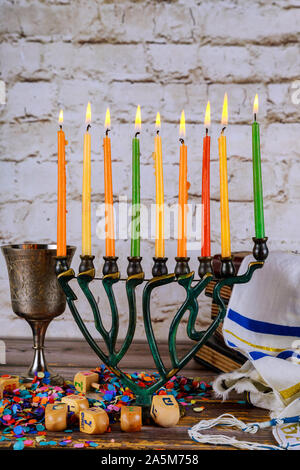 Libre d'un chandelier de Hanoucca en feu avec des bougies d'une menorah juive traditionnelle Banque D'Images