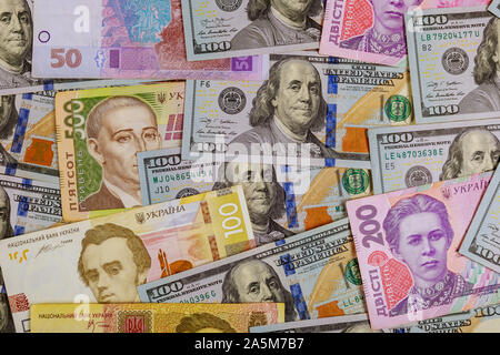 Dollars hryvnia et multi devises argent close-up top view concept financer l'investissement Banque D'Images