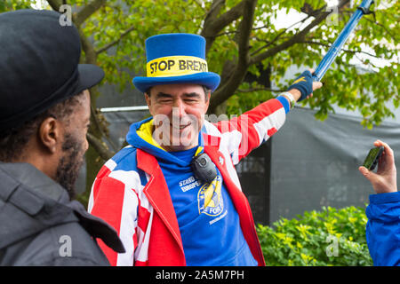 Smiling Steve Bray, arrêt brexit, activiste, militant de l'extérieur du boîtier multimédia, Westminster, London, UK Banque D'Images