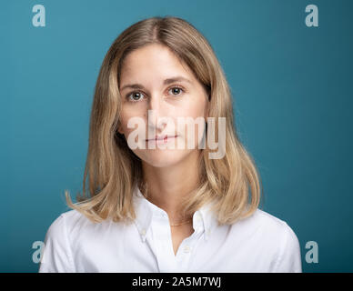Portrait d'une blonde businesswoman in front of white background Banque D'Images
