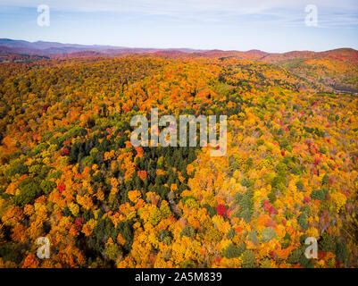 Feuillage d'automne spectaculaire vu de l'air près de Quechee, Vermont. Banque D'Images