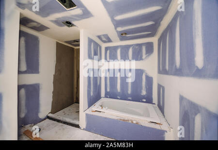 Une salle de bains remodelage de la construction de nouveaux appartements réparation et l'installation de finition de cloison sèche de l'intérieur Banque D'Images