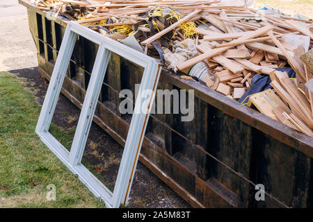 Poubelle, recycler les déchets et les poubelles près de la construction de nouveaux bâtiments maisons appartement Banque D'Images