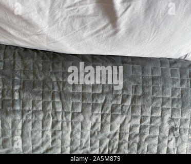 Still Life of gray, pondérée, une couverture dans la chambre Banque D'Images