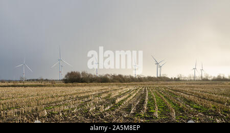 La création d'éoliennes sur l'électricité de l'énergie éolienne sur chaume domaine dans les régions rurales de l'Allemagne. Banque D'Images