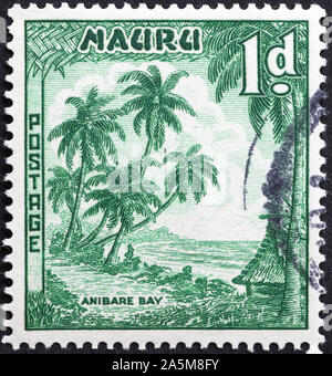 Palmiers tropicaux sur vintage stamp de Nauru Banque D'Images