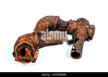 Des fragments de vieux tuyaux d'eau en fonte sur fond blanc. Après de nombreuses années de fonctionnement du tuyau de métal corrodé a été détruit. Tube acier rouillé avec hol Banque D'Images