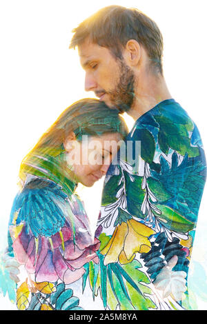 Paintography. Double exposition portrait of man and woman embracing et se dissoudre dans la main a peint des fleurs et plantes tropicales Banque D'Images